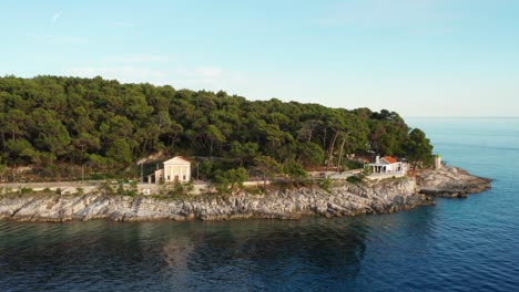 Luftbild-Von-Häusern-An-Der-Küste-Von-Mali-Losinj-In-Kroatien