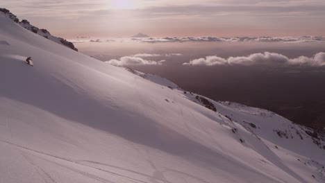 Epische-Erste-Linie-Eines-Freeride-Skifahrers,-Der-In-Der-Abenddämmerung-Im-Backcountry-Von-Der-Piste-Abfährt