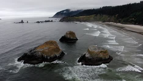 Spektakuläre-Umgebung-Von-Wasser-Gebildeten-Mineralien-An-Der-Küste-Von-Oregon