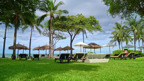Sonnenschirm-Und-Liegestuhl-Mit-Kokospalme-Und-Meeresstrand-Hintergrund-Und-Blauer-Himmel---Urlaub-Und-Urlaub