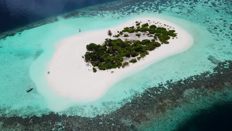 Tilting-downward-drone-shot-of-small-island-in-the-Maldives