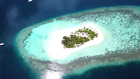 Aufschlussreiche-Drohnenaufnahme-Einer-Kleinen-Insel-Auf-Den-Malediven