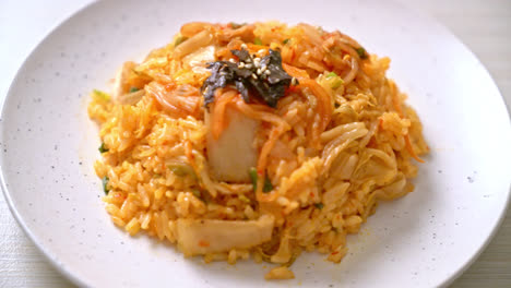 Arroz-Frito-Kimchi-Con-Algas-Y-Sésamo-Blanco---Estilo-De-Comida-Coreana