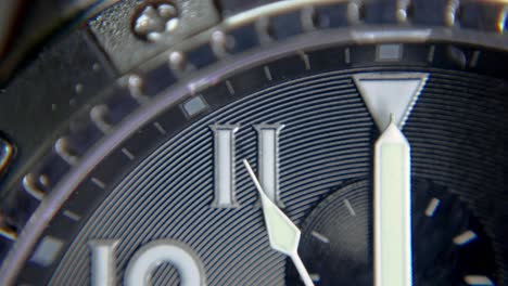 Detailaufnahme-Des-Sekundenzeigers-Einer-Armbanduhr,-Der-Sich-Der-Zwölften-Uhr-Nähert