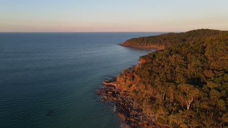 Sonnenuntergang-über-Dem-Rand-Des-Wunderschönen-Noosa-Nationalparks-–-Sunshine-Coast,-Queensland,-Australien-–-Luftaufnahme