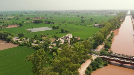 Ein-Schöner-Blick-Auf-Das-Landwirtschaftliche-Gebiet-In-Der-Nähe-Des-Schlammigen-Flusses-In-Der-Provinz-Punjab