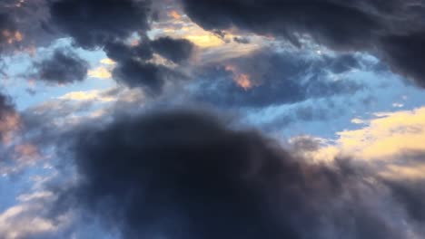 Wolken-Ziehen-Am-Blauen-Himmel,-POV-Von-Oben
