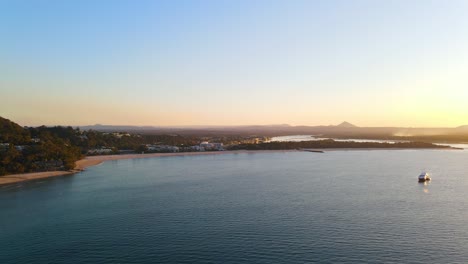 Atemberaubender-Blick-Auf-Den-Sonnenuntergang-über-Der-Sunshine-Coast-–-Noosa-Nationalpark-–-QLD,-Queensland,-Australien