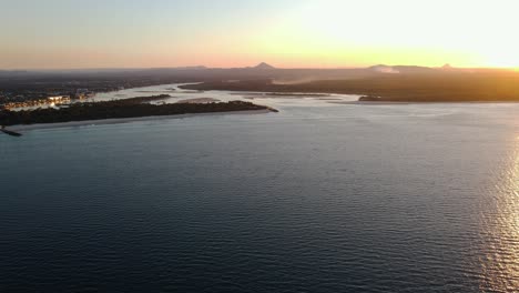 Sonnenuntergang-über-Dem-See---Noosa-Nationalpark---Qld,-Queensland,-Australien---Luftaufnahme