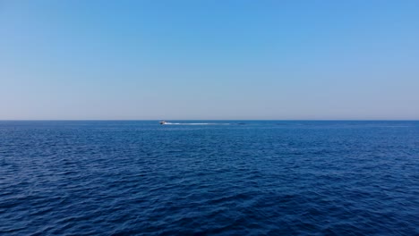 Mar-Azul-Y-Cielo-Brillante-Hermoso-Panorama-Con-Barco-Navegando-En-La-Línea-Del-Horizonte,-Vacaciones-De-Verano