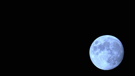 Superluna-Llena-Ascendiendo-En-El-Cielo-Nocturno-Durante-El-Crepúsculo-Astronómico
