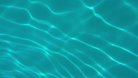 Die-Wellenmuster-Von-Gebrochenem-Licht-Auf-Dem-Boden-Eines-Schwimmbeckens
