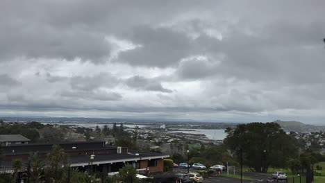 Zeitraffer-Eines-Grauen-Bewölkten-Tages-über-Auckland-Neuseeland