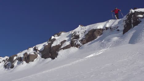 Extremer-Freeride-Skifahrer,-Der-Von-Der-Klippe-Springt-Und-Einen-Greiftrick-In-Der-Luft-Ausführt,-Langsam