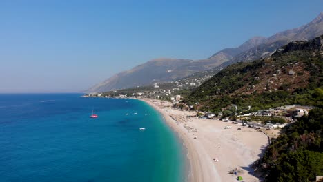 Centros-Turísticos-Y-Pueblos-Turísticos-En-La-Hermosa-Costa-Con-Playas-Bañadas-Por-Agua-De-Mar-Azul-Celeste-En-Albania