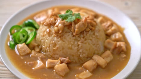 Hähnchen-In-Brauner-Soße-Oder-Bratensoße-Mit-Reis---Asiatische-Küche