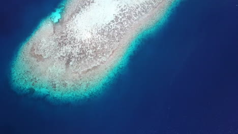 Aufschlussreiche-Drohnenaufnahme-Einer-Kleinen-Insel-Auf-Den-Malediven