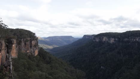 Fitzroy-Falls-full-canyon-view-in-the-Kangaroo-Valley-National-Park-Australia-overcast-sky,-Locked-wide-shot