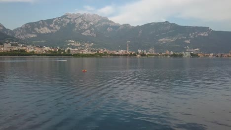 Luftbild-Des-Sommers-In-Italien,-Urlaub-Am-Comer-See-In-Den-Bergen,-Lago-Di-Como,-Italien