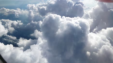 Schneller-Flug-Durch-Einige-Dicke-Weiße-Wolken,-Blick-Aus-Dem-Flugzeugfenster