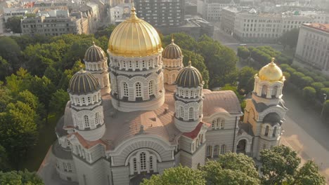 Sensacional-Vista-Aérea-De-Drones-De-La-Catedral-De-La-Natividad-En-Riga,-Letonia,-Círculo-Pan