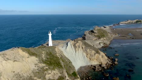 Malerisches-Wahrzeichen-Des-Navigationsleuchtturms-Auf-Der-Nordinsel-Neuseelands---Drohnenansicht-Aus-Der-Luft