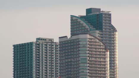 Modernes-Architektonisches-Außendesign-Von-Hochhäusern-In-Tokio,-Japan-Vor-Dem-Klaren-Himmel-–-Vergrößerte-Aufnahme
