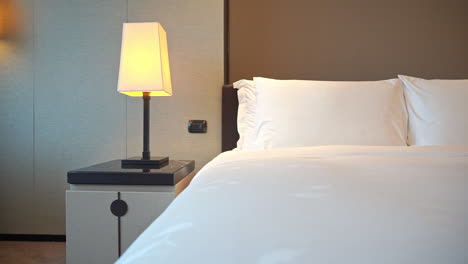 Schwenk-Von-Links-Nach-Rechts-über-Ein-Hotelsuite-Bett