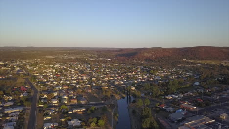 Luftaufnahme:-Drohne-Fliegt-Während-Des-Sonnenaufgangs-Zur-Goldenen-Stunde-über-Die-Stadt-Stanthorpe-In-Queensland