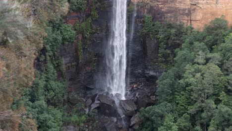 Fitzroy-Falls-Basisfelsen-Im-Kangaroo-Valley-Nationalpark-Australien,-Gesperrte-Mittlere-Aufnahme