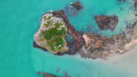 Amazing-paradise-beach-cove,-surrounded-by-turquoise-waters,-rising-aerial-view