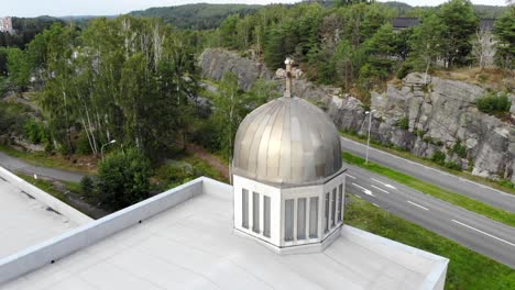 Luftaufnahme-Der-Orthodoxen-Kirche,-Die-Um-Die-Drohne-Fliegt
