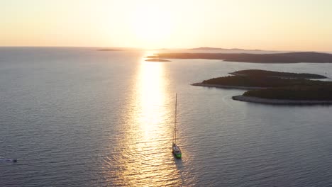 Segelboot,-Das-In-Der-Adria-Segelt,-Mit-Wunderschönen-Reflexionen-Des-Sonnenlichts,-Das-Sich-Auf-Der-Oberfläche-In-Der-Nähe-Der-Insel-Losinj-In-Kroatien-Spiegelt