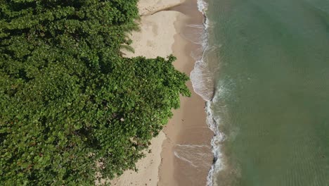 Drohnenaufnahme-Eines-Einsamen-Strandes-Mit-Dschungel-In-Thailand-Mit-Zeitlupenwellen,-Die-Auf-Den-Weißen-Sand-Krachen