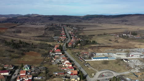 Volando-Con-Drones-Sobre-El-área-Del-Pueblo-En-Hungría