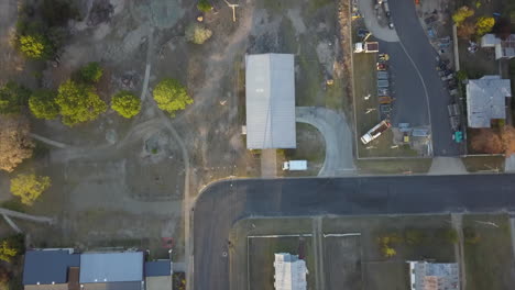 Aerial:-Top-down-drone-shot-of-houses-to-a-slow-tilt-up-to-reveal-more-of-the-town,-in-Stanthorpe-Queensland