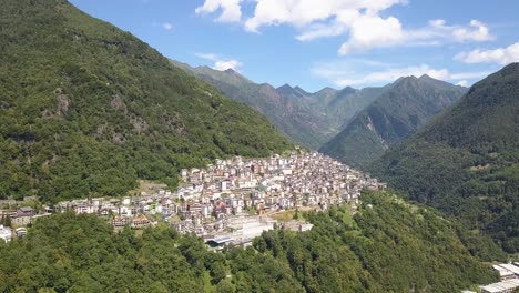 Tiro-De-Drone-De-Un-Pueblo-Italiano-En-Las-Verdes-Cadenas-Montañosas-De-Dolomitas,-Premana-Italia,-4k