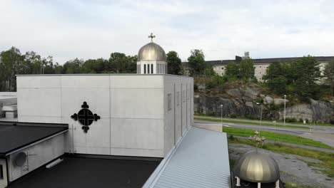 Rückansicht-Der-Orthodoxen-Kirche-In-Göteborg-Mit-Metallkugel-Und-Kreuz,-Antenne