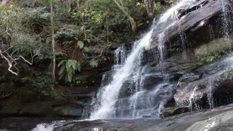 Somersby-Falls-Im-Brisbane-Water-National-Park,-Australien,-Von-Einem-Niedrigen-Punkt-Aus-Gesehen,-Gesperrter-Schuss
