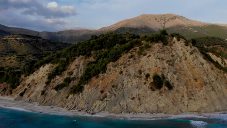 Hermosa-Capa-Con-Rocas-Y-Playa-De-Guijarros-Rodeada-De-Mar-Azul-Turquesa-En-Albania