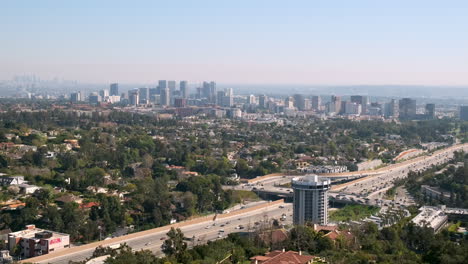 Aussicht-Auf-Die-Innenstadt-Von-Los-Angeles-Und-Die-Interstate-405