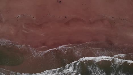 Luftaufnahme-Von-Oben-Nach-Unten-Auf-Den-Leeren-Und-Einsamen-Sandstrand-Mit-Langen-Wellen-Bei-Einem-Sommersonnenuntergang