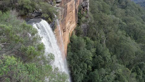 Vista-Lateral-Fitzroy-Falls-Australia-En-El-Parque-Nacional-Del-Valle-Del-Canguro,-Bloqueado-Por-Encima-De-Tiro