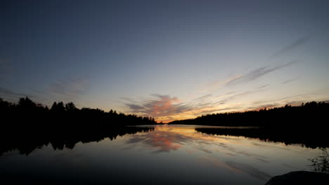 Ruhiger-Sommerfjordsee-In-Nordfinnland,-Tag-zu-Nacht-Zeitraffer-Hintergrund