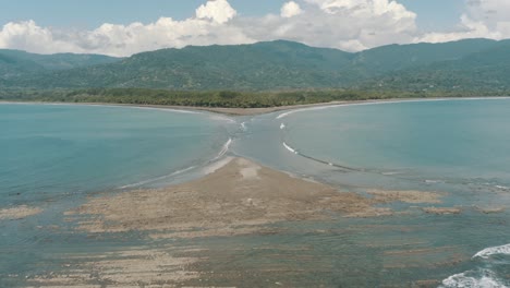 Vista-Aérea-De-Drones-De-La-Playa-De-Cola-De-Ballena-Y-Hermoso-Paisaje-Del-Parque-Nacional-Marino-Ballena-En-Uvita,-Costa-Rica