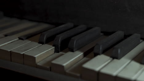 Vintage-Klavier-Vernachlässigt-Staub-Sammeln-Nahaufnahme-Schlüssel