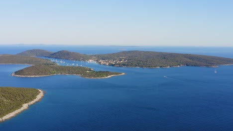 Aerial-shot-slowly-circling-the-small-island-village-of-IIovik,-Croatia-during-the-afternoon