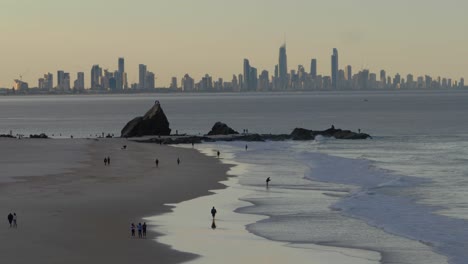 Menschen,-Die-Während-Des-Sonnenuntergangs-Am-Strand-Von-Currumbin-Spazieren-Gehen---Gold-Coast-Australien
