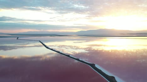 Luftaufnahme-Des-Magischen-Sommersonnenuntergangs-über-Rosa-Salzseen-Mit-Himmelsreflexion
