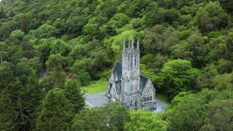 European-Popular-Tourist-Spot---Kylemore-Abbey-Castle-Building-in-Ireland,-Establishing-Aerial-Drone-View